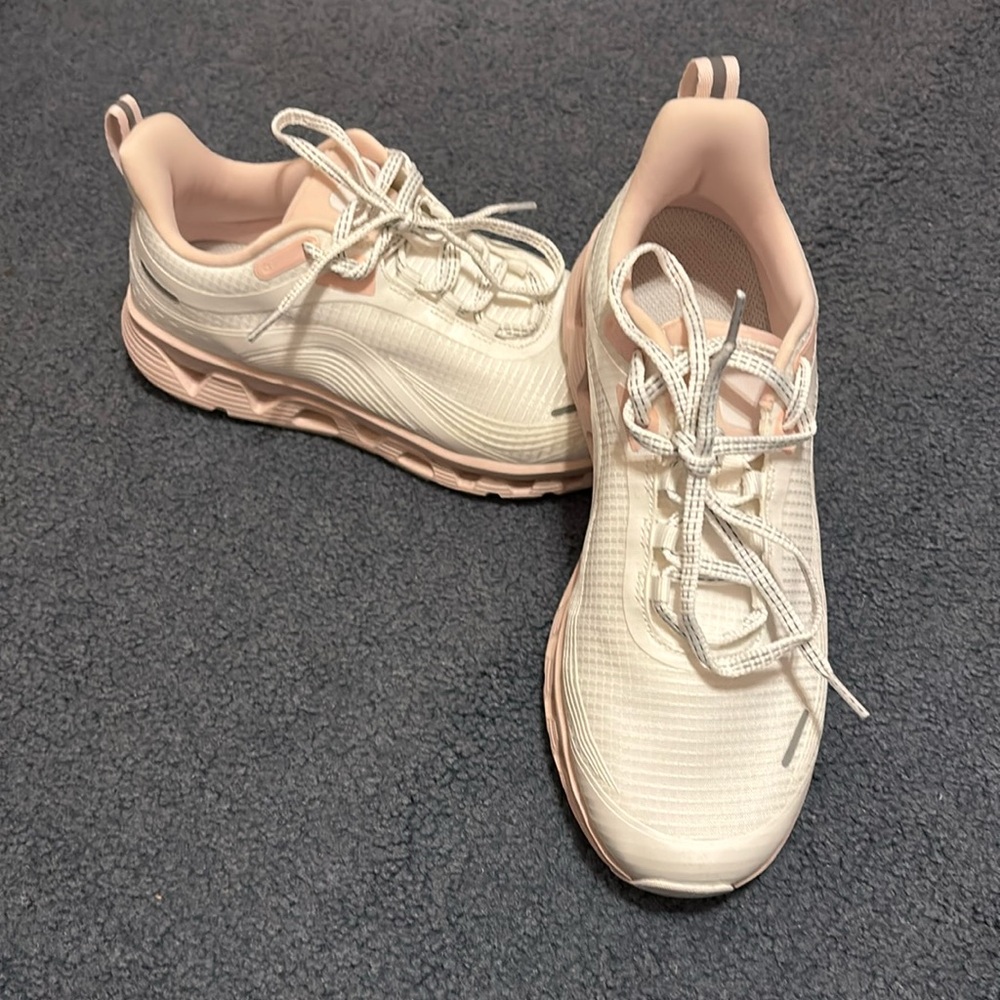 All Swift running shoes in light pink/white
